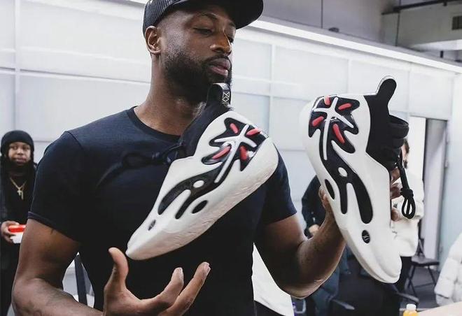 萨拉赫C罗面临相似十字路口，无法接受境遇的巨星将如何抉择？（萨拉赫与C罗同处抉择关口：不甘现状的巨星将走向何方？）