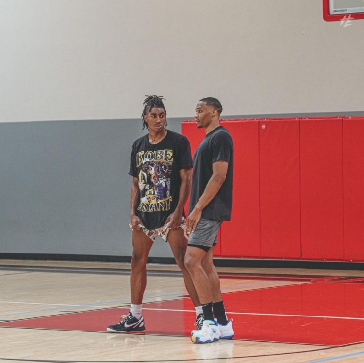 篮球CBA季后赛门票售罄，黄牛加价300%（CBA季后赛一票难求，黄牛价飙至原价3倍）