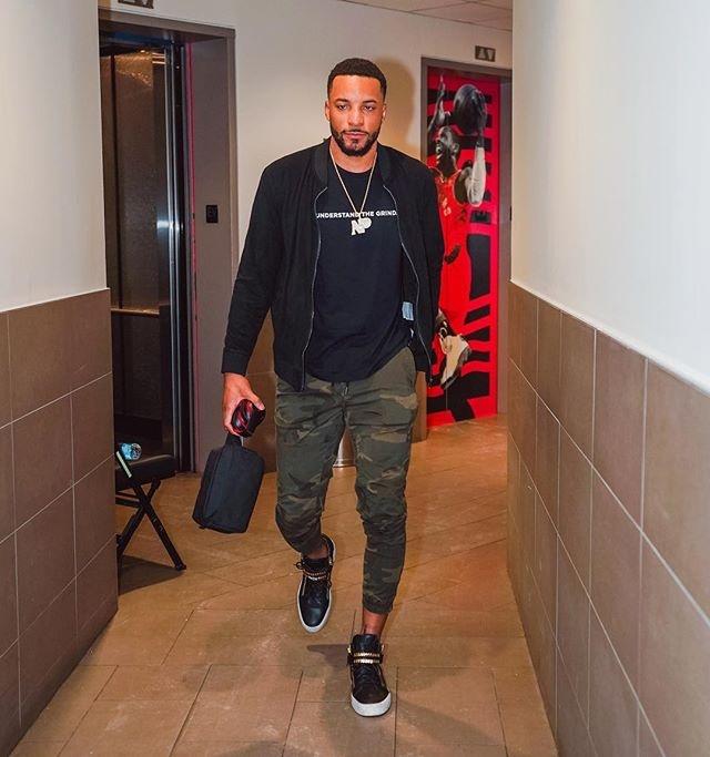 每体：莱万愿意接受降薪+替补，2026年初将和巴萨再谈（每体：莱万愿降薪并接受替补角色，2026年初将与巴萨再度磋商）