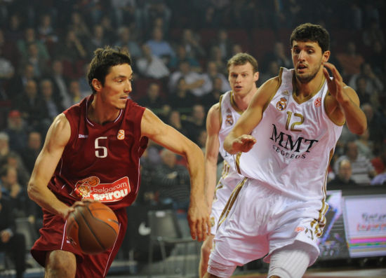 球迷现场尖叫不断（球迷现场尖叫声此起彼伏）