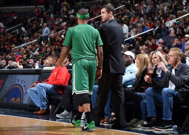 2分，又是2分！顶薪中锋被34岁老将羞辱，球迷嘲讽：这表现真的可以（又仅2分！顶薪中锋被34岁老将上课，球迷调侃：这水平可真行）