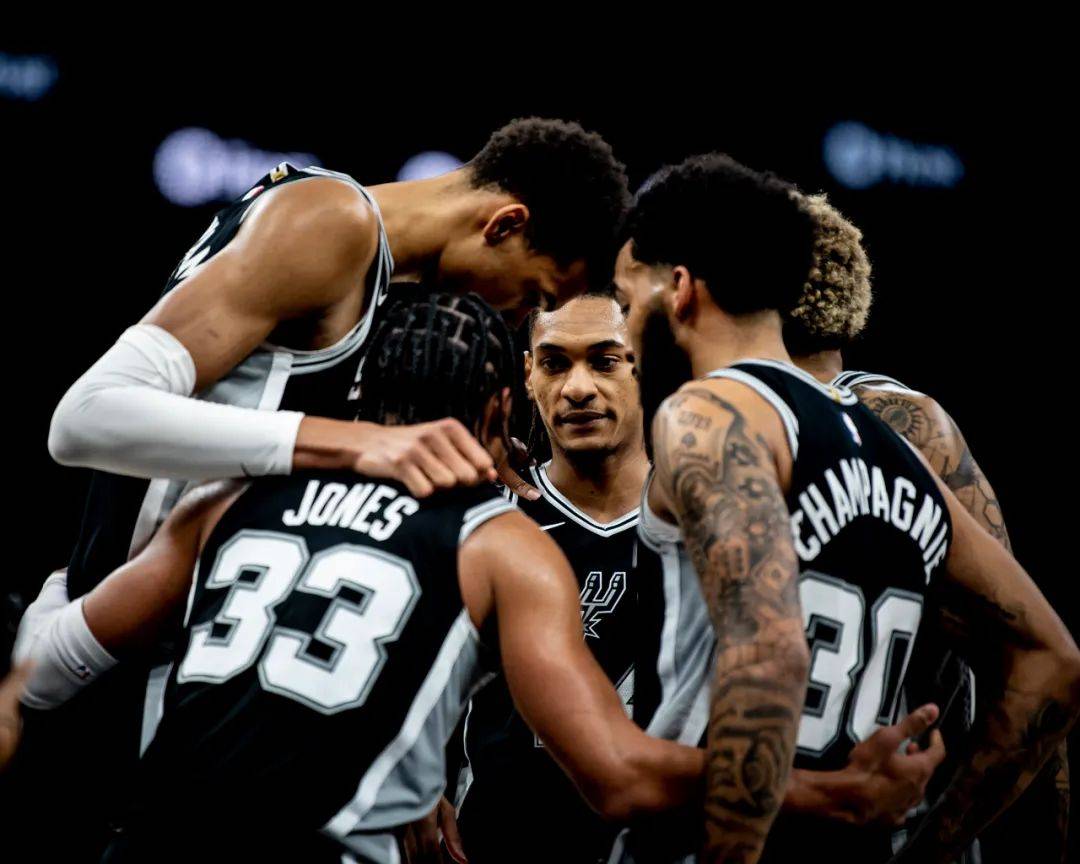 邓卓翔：全队在训练中都非常投入，希望奉献一场精彩的比赛（邓卓翔：全员训练投入，力争奉献精彩一战）