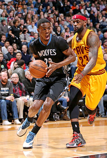 鹈鹕新秀费尔斯崭露头角，连续贴地逼抢成对手噩梦（鹈鹕新秀费尔斯初露锋芒，接连贴地逼抢成对手梦魇）