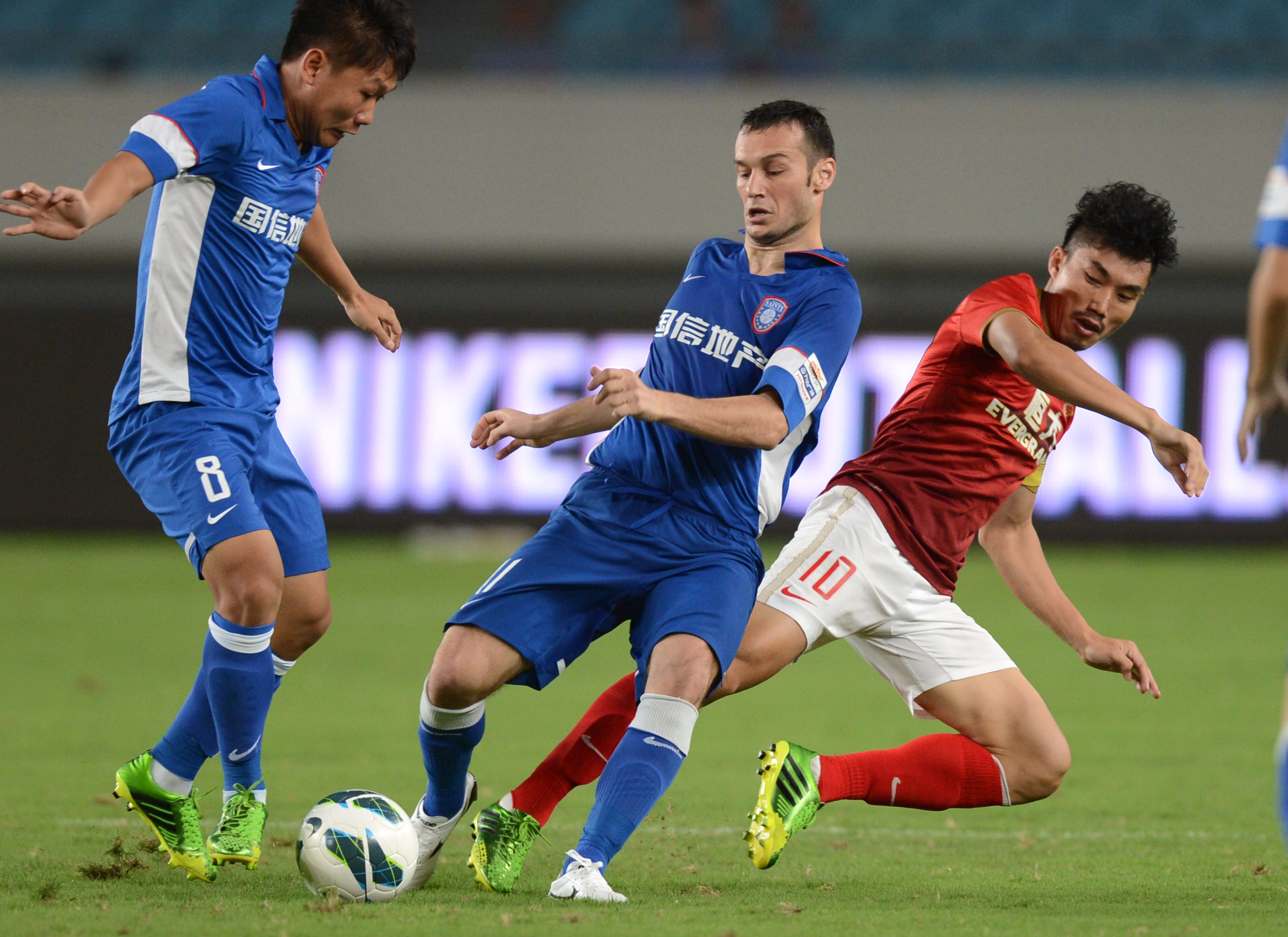 世欧预半场：比利吉亚建功，罗马尼亚暂1-0波黑（欧洲预选赛半场：比利吉亚破门，罗马尼亚暂以1-0领先波黑）