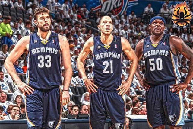 内马尔在桑托斯关键比赛中上演帽子戏法，助球队保级成功，展现坚韧与决心。（内马尔关键战戴帽护航桑托斯保级，尽显坚韧与决心）