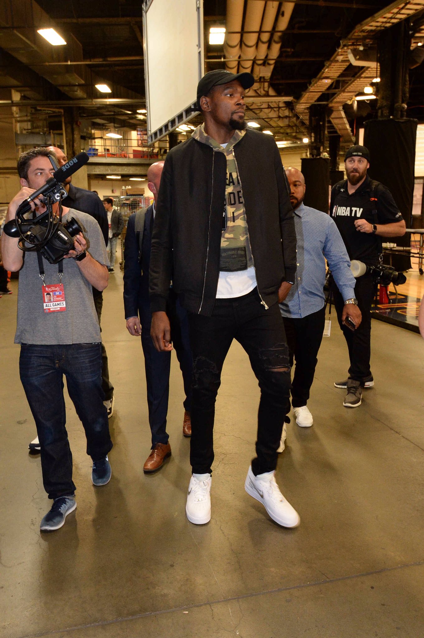 解说国安这场亚冠，真能给你气出好歹！（看国安这场亚冠的解说，保准让你气不打一处来！）