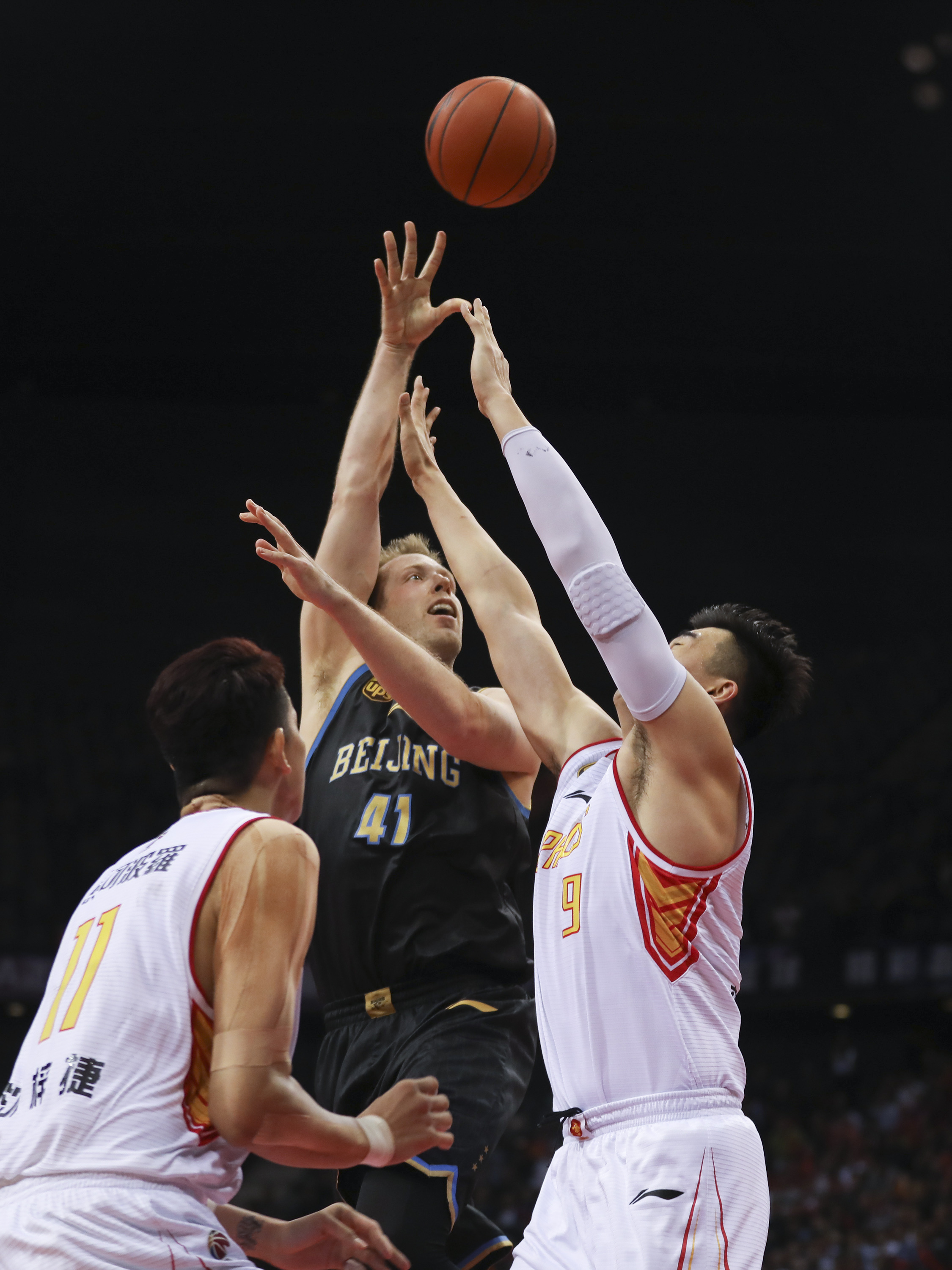 尤文客战博德闪耀：小孔塞桑、奥蓬达首发，米雷蒂出战（尤文客场对阵博德表现亮眼：小孔塞桑、奥蓬达先发，米雷蒂登场）