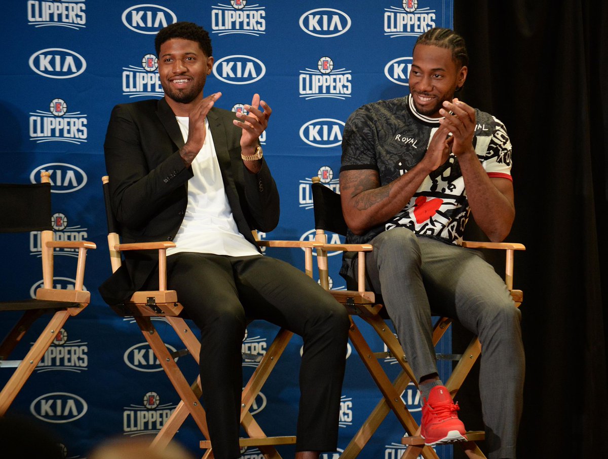 安东尼绝了！反击挑射破门+4天造4球，率队2-0进欧联前8争冠大热（安东尼状态爆棚！反击挑射破门，4天造4球，带队2-0晋级欧联八强成夺冠热门）