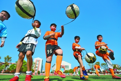 巴尔达诺批皇马球员：阿隆索能力出众，是球员们不愿跑动（巴尔达诺抨击皇马：阿隆索表现抢眼，队友不愿跑动）