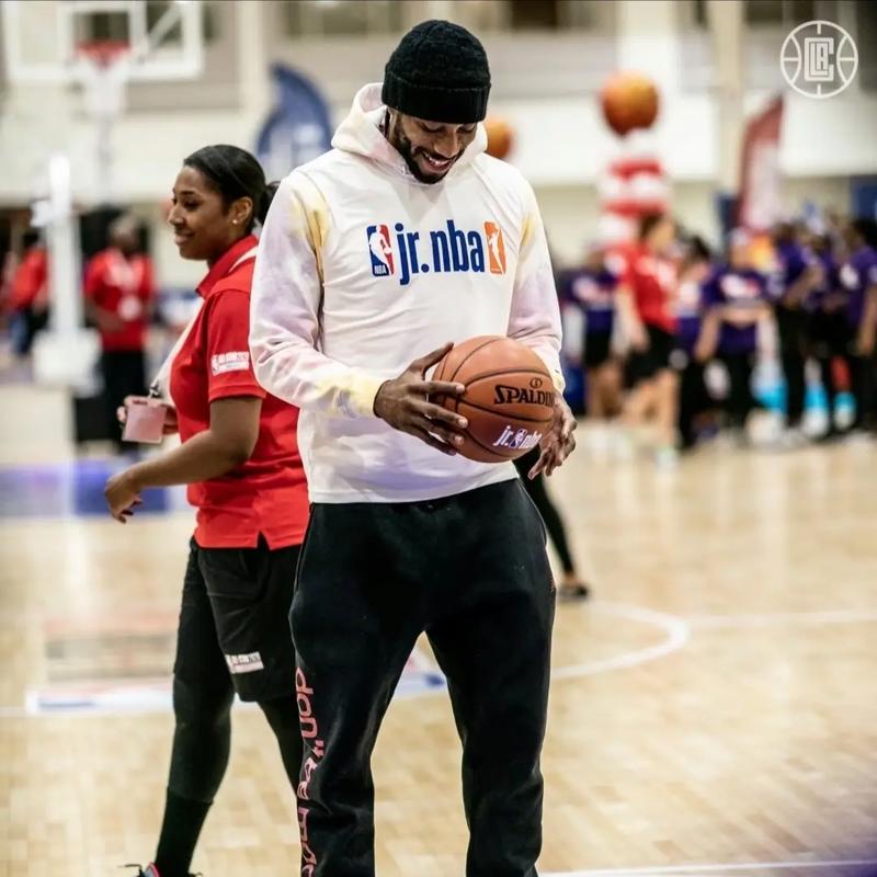 杜兰特篮下强打稳定胜局（杜兰特篮下强攻锁定胜局）