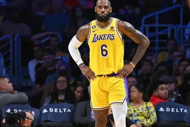 攻击方式似曾相识，皇社球迷骂屡次出格的苏契奇有唐氏综合征（攻击方式再现，皇社球迷对屡次出格的苏契奇发表歧视言论）