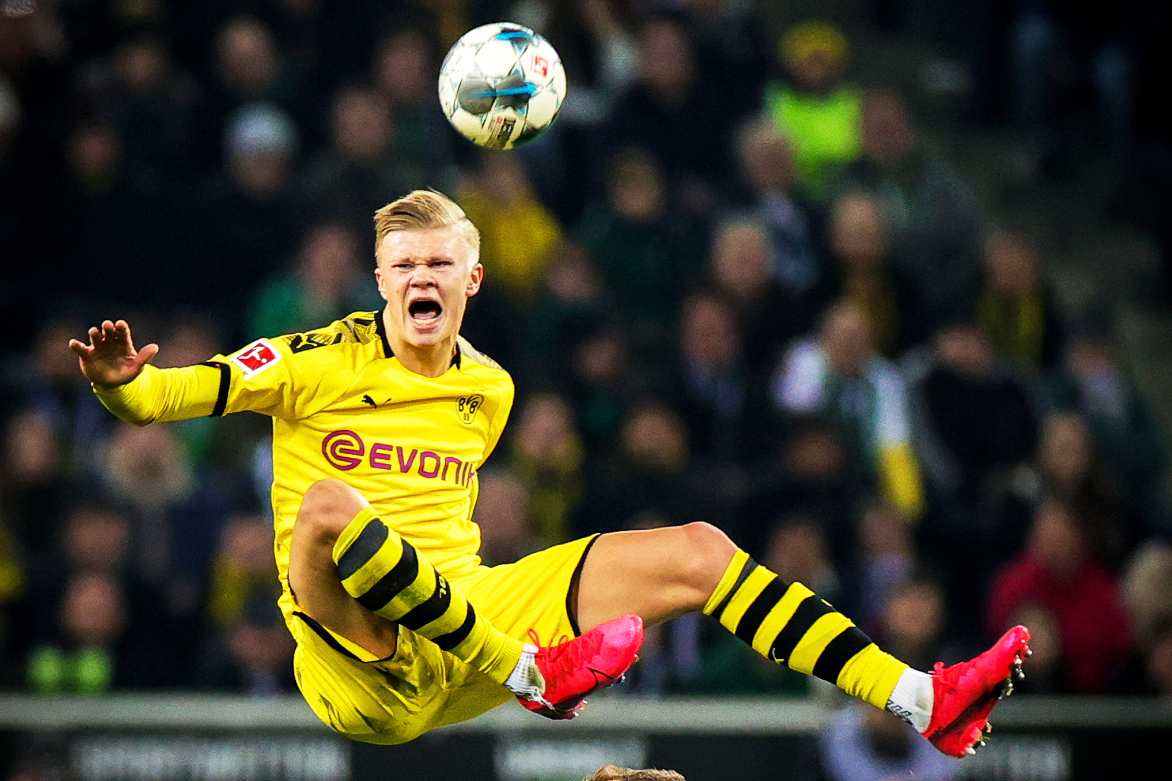 王楚钦避免0-3完败！樊振东队长也学会抓他漏洞，球迷炮轰教练组（王楚钦惊险躲过0-3惨败！队长樊振东抓准其短板，球迷怒斥教练组）