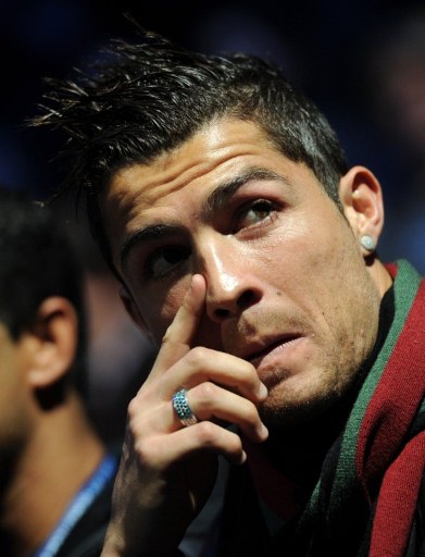 乔伊·巴顿因发布冒犯性社交媒体帖子被判缓刑（乔伊·巴顿因在社交媒体发布冒犯内容获判缓刑）