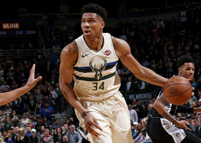 越打越好！梅尔顿三分未中 但随后就地完成抢断打进滑翔2+1（越战越勇！梅尔顿三分打铁后就地抢断滑翔完成2+1）