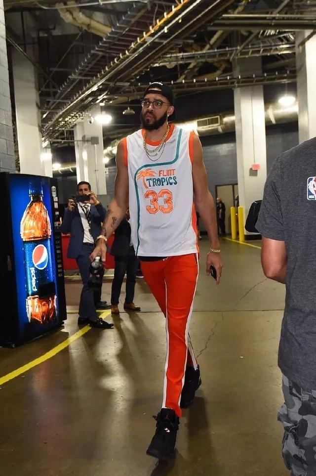 每体：巴萨有意左后卫索萨，想用桑托斯欠的290万欧锁定交易（每体：巴萨相中左后卫索萨，拟以桑托斯所欠290万欧作筹码敲定转会）