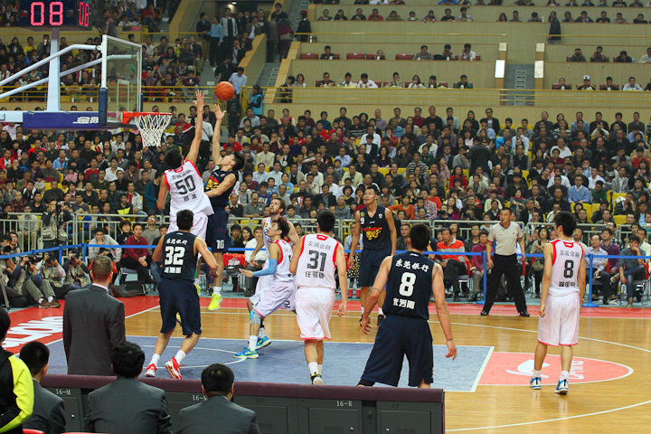 媒体人：王钰栋签欧洲经纪公司有足协的推动，只给了短期授权（媒体人称足协推动王钰栋与欧洲经纪公司签约，仅给予短期授权）